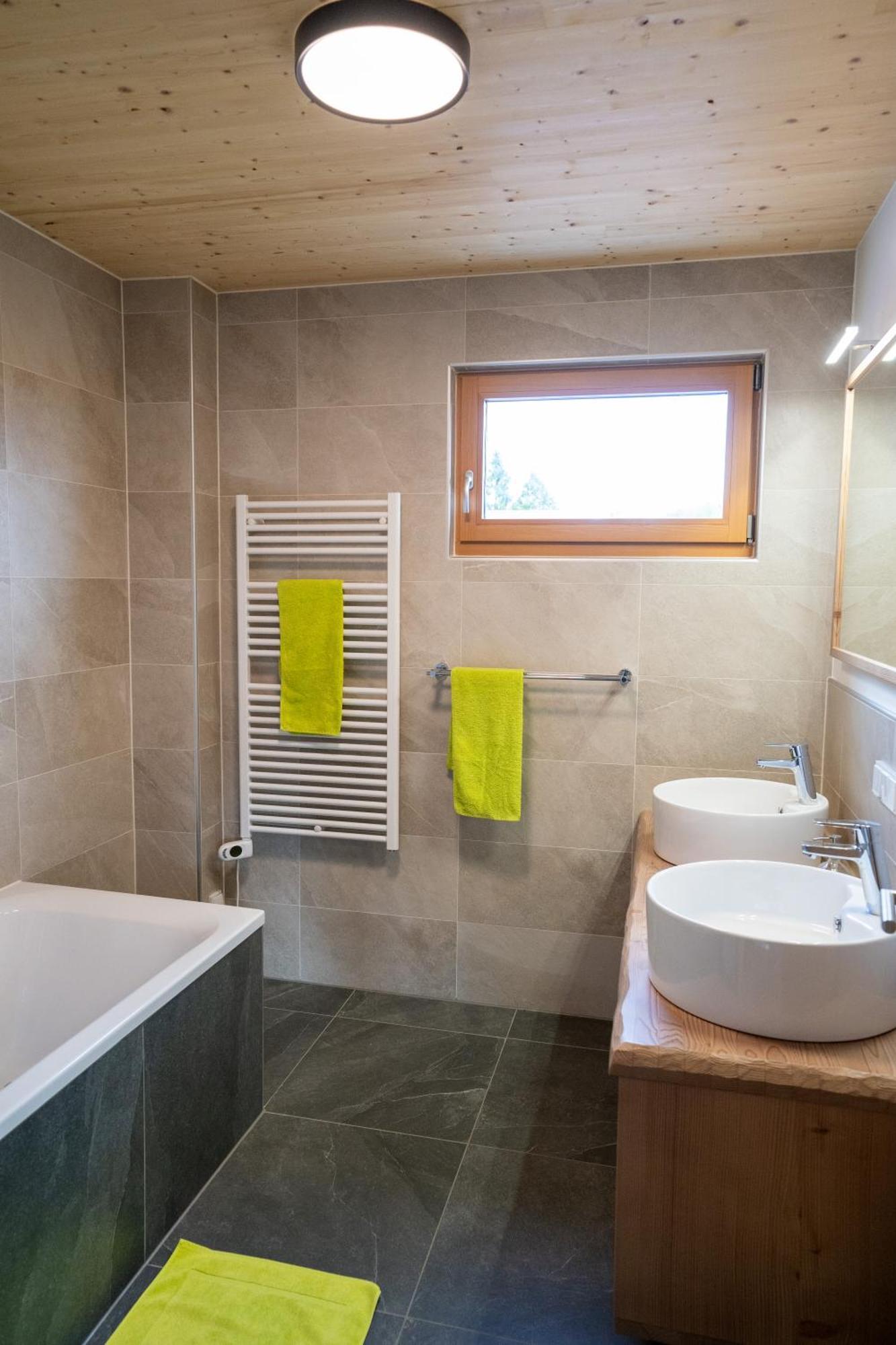 Holzhaus "Zum Schwarz'N" Appartement Aurach am Hongar Buitenkant foto