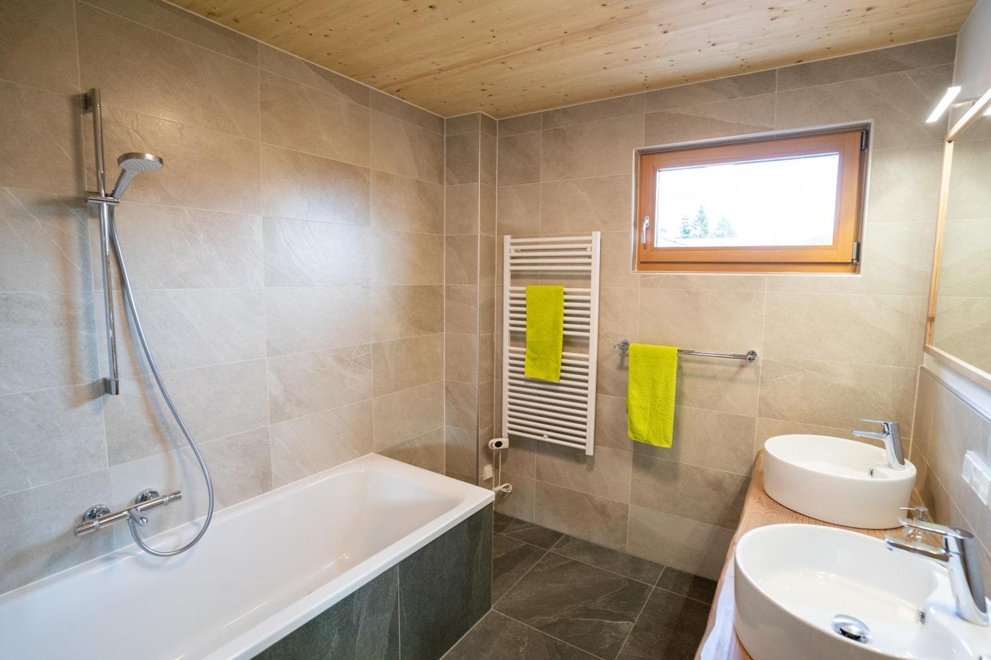 Holzhaus "Zum Schwarz'N" Appartement Aurach am Hongar Buitenkant foto